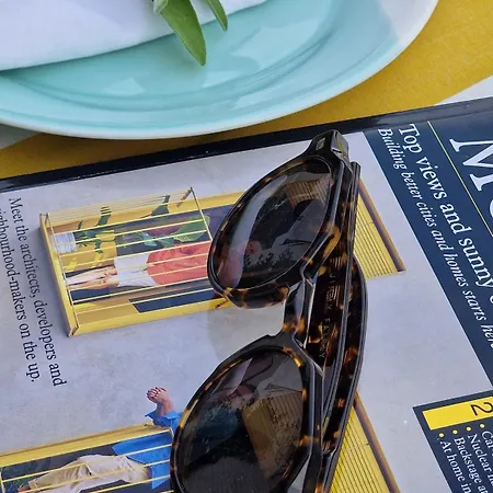 Sunny, Quiet, And 克诺克－海斯特