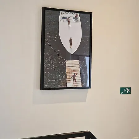 アパート Sunny, Quiet, And *