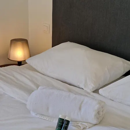 Sunny, Quiet, And アパート クノック・ヘイスト