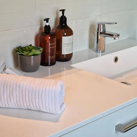 アパート Sunny, Quiet, And *