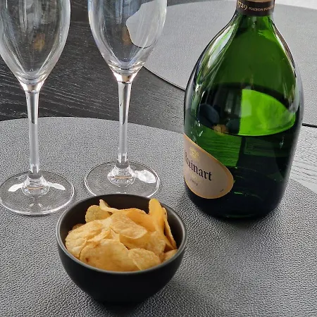 Sunny, Quiet, And 克诺克－海斯特