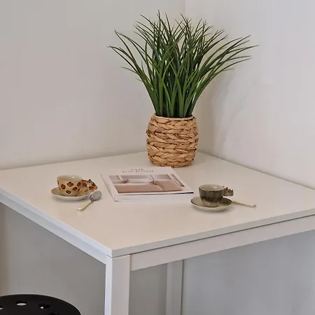 アパート Sunny, Quiet, And *