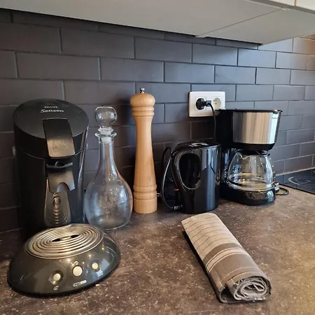 Sunny, Quiet, And アパート