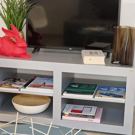 Sunny, Quiet, And アパート *