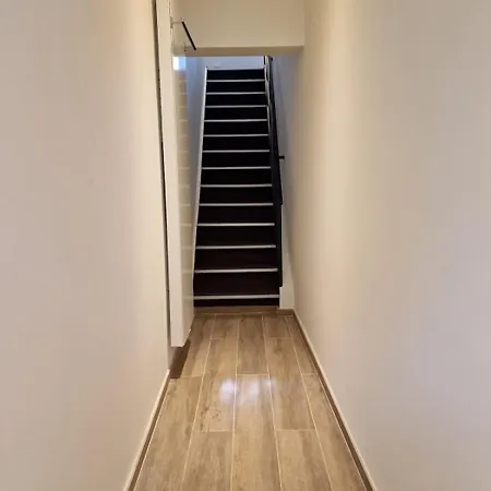 アパート Sunny, Quiet, And *