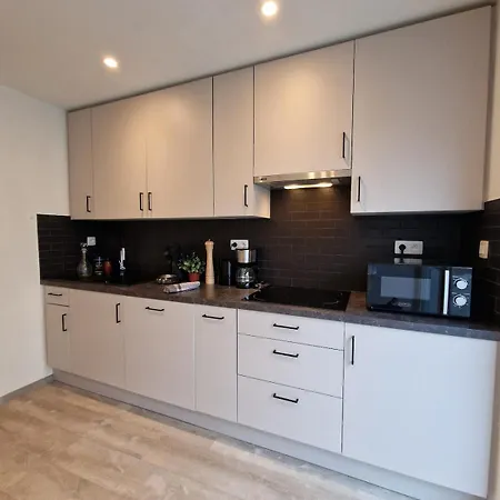 アパート Sunny, Quiet, And *